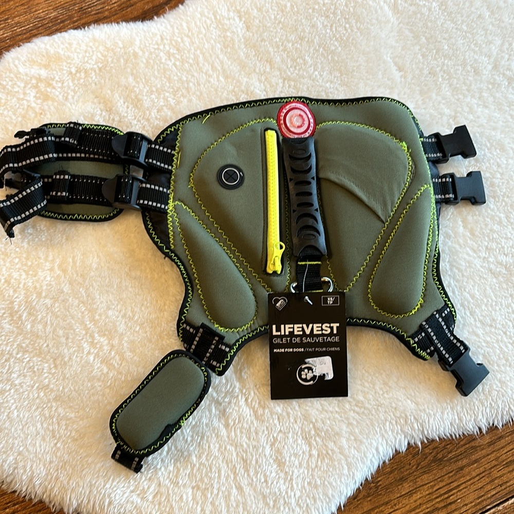 Nwt. Silver paw life vest